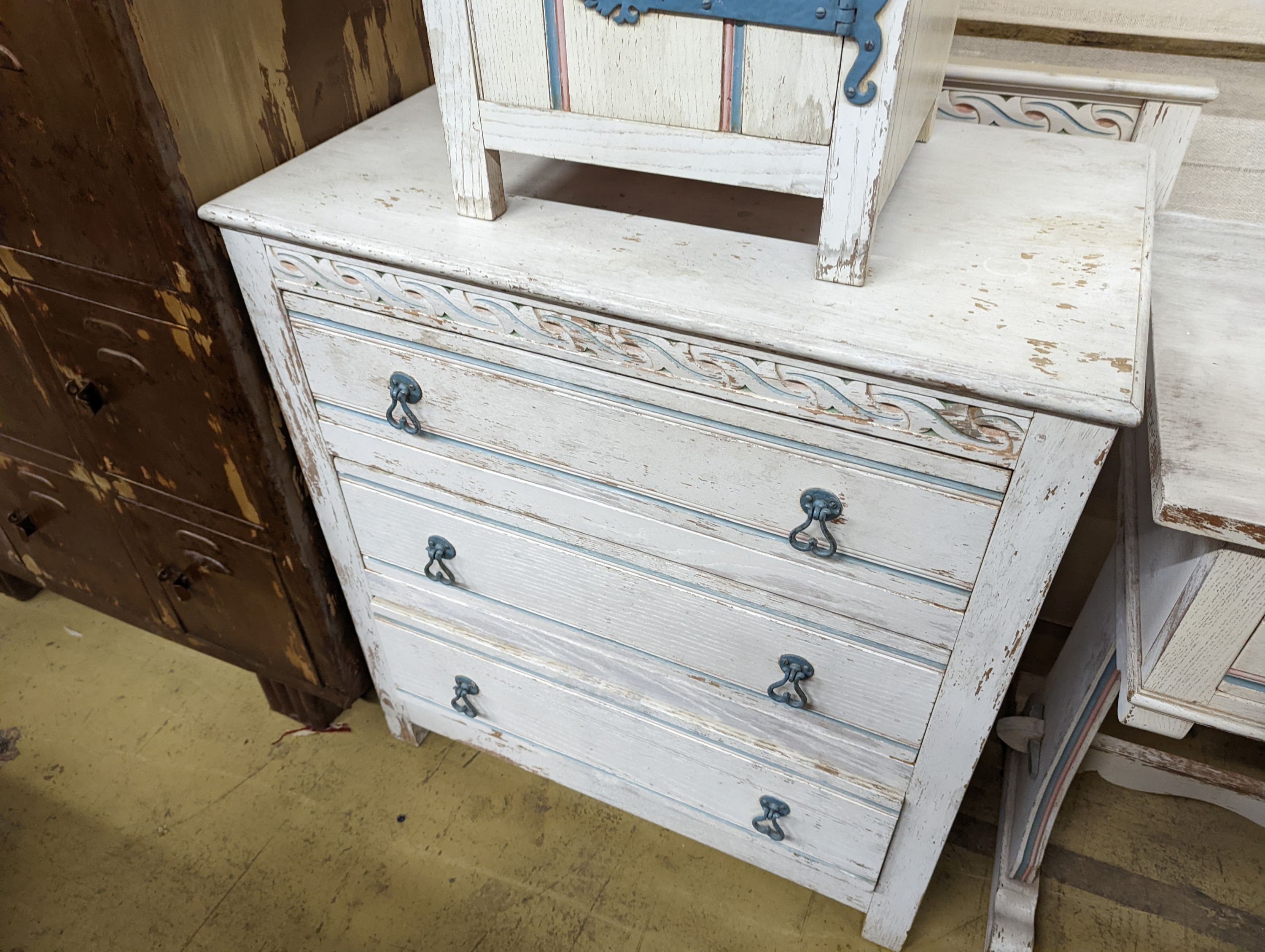A painted oak bedroom suite. Wardrobe measures, W-124cm, D-54cm, H-178cm.